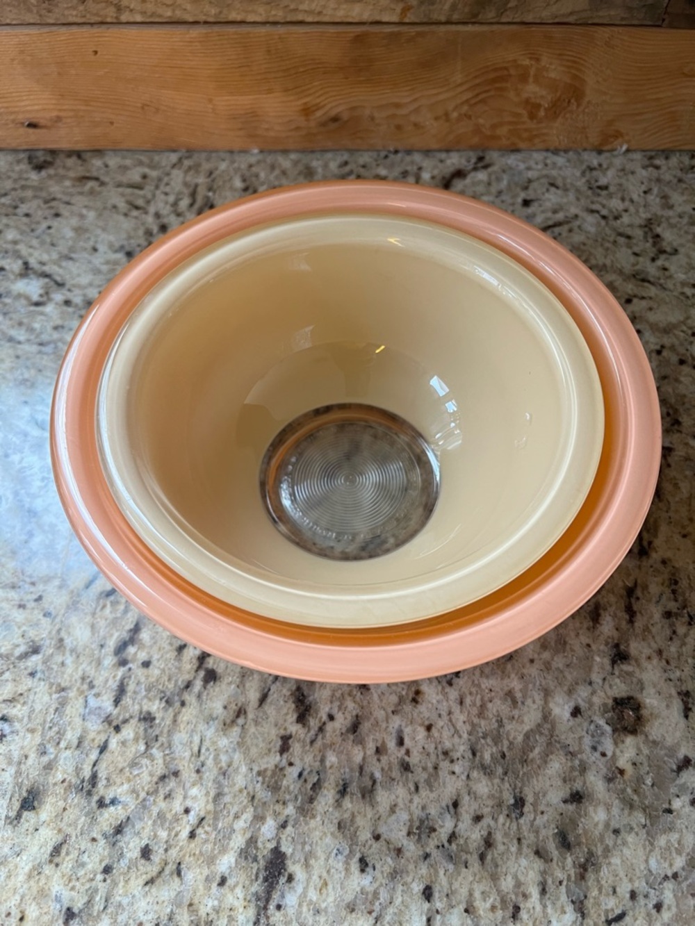Pyrex Pastel clear bottom bowls - set of 2 - Peach 323 Yellow 322